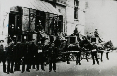 Stadtarchiv Weimar, 60 10-5/14, Paket-Postwagen mit Postillonen, um 1910