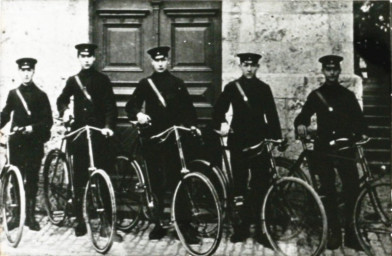 Stadtarchiv Weimar, 60 10-5/14, Depeschen-Boten hinter dem Postamt am Karlsplatz, um 1900