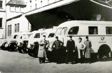 Stadtarchiv Weimar, 60 10-5/14, Parkplatz der Postautobusse , nach 1945