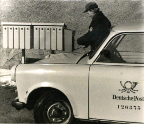 Stadtarchiv Weimar, 60 10-5/14, gelber Trabant der Deutschen Post, 1985