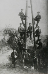 Stadtarchiv Weimar, 60 10-5/14, Fernmeldemonteure mit einem Telegraphenmast, 1920