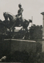 Stadtarchiv Weimar, 60 10-5/15, Blick auf das Denkmal Großherzog Carl Alexander von Sachsen-Weimar-Eisenach, ohne Datum