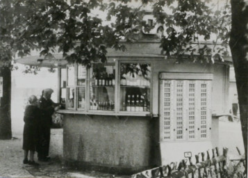 Stadtarchiv Weimar, 60 10-5/15, Blick auf den neuen Kiosk am Goetheplatz, 1964