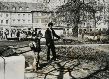 Stadtarchiv Weimar, 60 10-5/15, Blick in die Grünanlage am Goetheplatz, 1980