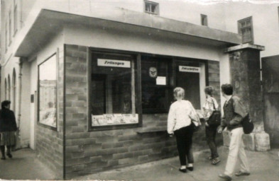 Stadtarchiv Weimar, 60 10-5/15, Zeitungskiosk am Goetheplatz  , 1988