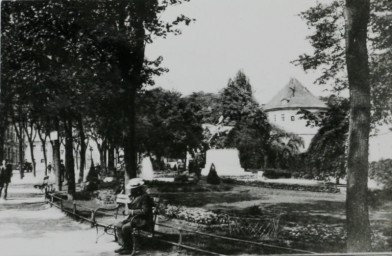 Stadtarchiv Weimar, 60 10-5/15, Blick in die Grünanlage am Karlsplatz , um 1910