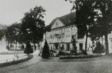 Stadtarchiv Weimar, 60 10-5/15, Blick in die Grünanlage am Karlsplatz, ohne Datum