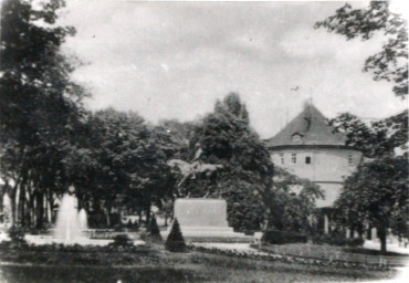 Stadtarchiv Weimar, 60 10-5/15, Blick in die Grünanlage am Karlsplatz , um 1930