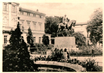 Stadtarchiv Weimar, 60 10-5/15, Blick in die Grünanlage am Karlsplatz , um 1930