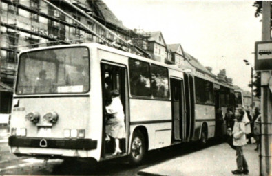 Stadtarchiv Weimar, 60 10-5/15, Blick auf die Obus-Haltstelle am Goetheplatz, 1987