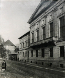 Stadtarchiv Weimar, 60 10-5/15, Blick auf Kasseturm und Jugendklubhaus "Mon Ami", 1982