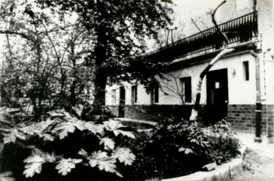 Stadtarchiv Weimar, 60 10-5/15, Blick Hinterhaus (Löwenapotheke) nach dem Umbau zum Lager, 1980