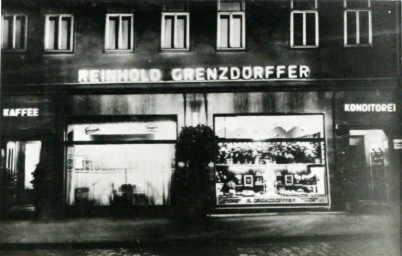 Stadtarchiv Weimar, 60 10-5/15, Blick am Abend auf den Goetheplatz mit Beleuchtung Kaffee "Reinhold Grenzendörffer", um 1955