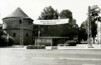 Stadtarchiv Weimar, 60 10-5/15, Blick auf den Goetheplatz mit Kasseturm, 1989