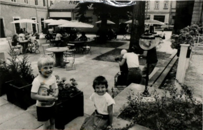 Stadtarchiv Weimar, 60 10-5/15, Blick auf die Imbiß-Terasse an der Geleitstraße, 1989