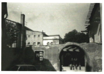 Stadtarchiv Weimar, 60 10-5/15, Blick durch den Torbogen von der Kleinen Teichgasse in den Frankeschen Hof, ohne Datum