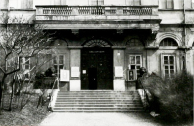 Stadtarchiv Weimar, 60 10-5/16, Burgplatz mit Löwenportal am Schloß, 1987