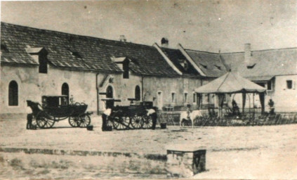 Stadtarchiv Weimar, 60 10-5/16, Blick auf den Hof des alten Marstalls am Kegelplatz, vor 1870