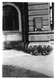 Stadtarchiv Weimar, 60 10-5/16, Blick auf die Gedenktafel am Marstall, ohne Datum