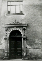 Stadtarchiv Weimar, 60 10-5/16, Blick auf den ehemaligen Zugang zum Falk-Haus in der Marstallstraße , ohne Datum