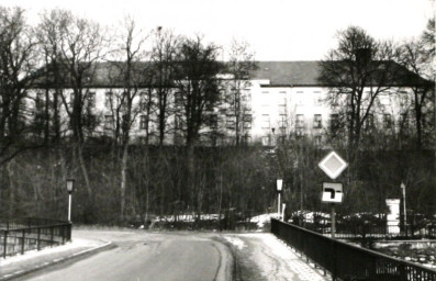 Stadtarchiv Weimar, 60 10-5/16, Blick über die Kegelbrücke zur Hans-Wahl-Straße, 1987