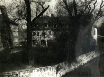 Stadtarchiv Weimar, 60 10-5/16, Blick von der Kegelbrücke über die Ilm in die Gerberstraße, ohne Datum