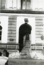 Stadtarchiv Weimar, 60 10-5/16, Blick auf den Nebeneingang des Marstalles am Kegelplatz, ohne Datum