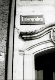 Stadtarchiv Weimar, 60 10-5/17, Haus mit Straßenschild "Untergraben", ohne Datum