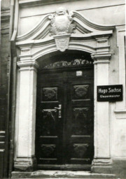 Stadtarchiv Weimar, 60 10-5/17, Blick auf die Haustür Untergraben 13, um 1935