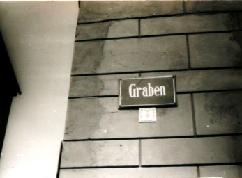 Stadtarchiv Weimar, 60 10-5/17, Straßenschild am Haus Graben 1, ohne Datum