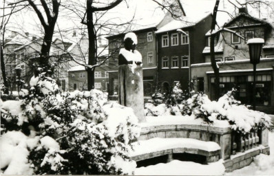 Stadtarchiv Weimar, 60 10-5/17, Blick auf das Johannes-Falk-Denkmal in der Grünanlage am Graben, 1985