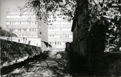 Stadtarchiv Weimar, 60 10-5/17, Blick in den Durchgang Wagnergasse zur Friedensstraße, 1985