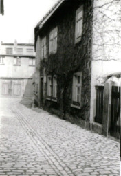 Stadtarchiv Weimar, 60 10-5/18, Blick in die Luthergasse, 1970