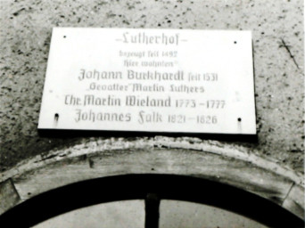 Stadtarchiv Weimar, 60 10-5/18, Blick auf die Gedenktafel über der Haustür Luthergasse 1, ohne Datum