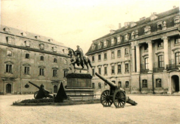 Stadtarchiv Weimar, 60 10-5/2, Blick zum Carl-August-Denkmal, wohl 1914