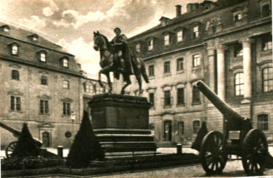 Stadtarchiv Weimar, 60 10-5/2, Carl-August-Denkmal auf dem Fürstenplatz, wohl 1914