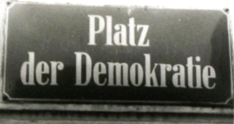 Stadtarchiv Weimar, 60 10-5/2, Straßenschild "Platz der Demokratie" , ohne Datum