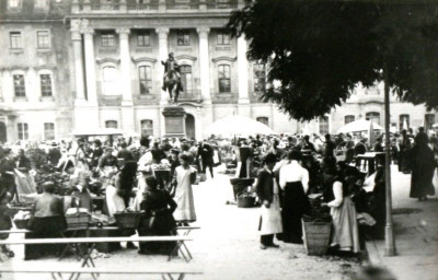 Stadtarchiv Weimar, 60 10-5/2, Wochenmarkt auf dem Fürstenplatz, um 1900