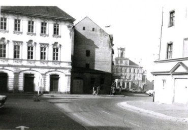 Stadtarchiv Weimar, 60 10-5/2, Blick vom Platz der Demokratie zum Rathaus am Markt, wohl 1980