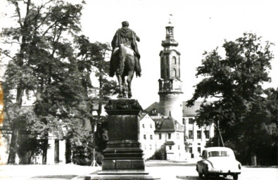 Stadtarchiv Weimar, 60 10-5/2, Blick vom Platz der Demokratie zum Stadtschloss, um 1980