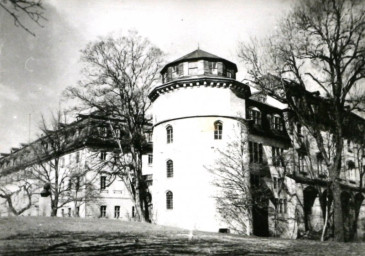 Stadtarchiv Weimar, 60 10-5/2, Blick auf den Turm der Thüringischen Landesbibliothek, um 1960