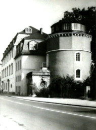 Stadtarchiv Weimar, 60 10-5/2, Blick auf die Zentralbibliothek mit dem ehemaligen Stadtturm, wohl 1980