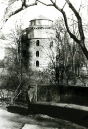 Stadtarchiv Weimar, 60 10-5/2, Blick aus dem Park zum Turm der Landesbibliothek, ohne Datum