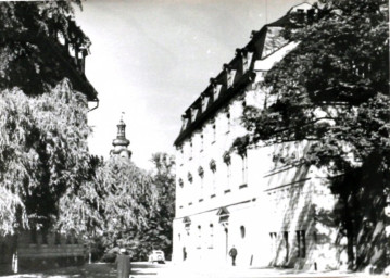 Stadtarchiv Weimar, 60 10-5/2, Blick auf die Zentralbibliothek der Deutschen Klassik, wohl 1980