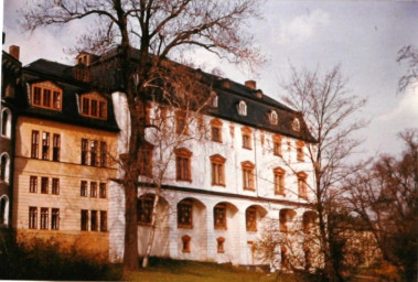 Stadtarchiv Weimar, 60 10-5/2, Blick aus dem Park zur Zentralbibliothek der Deutschen Klassik, wohl 1979