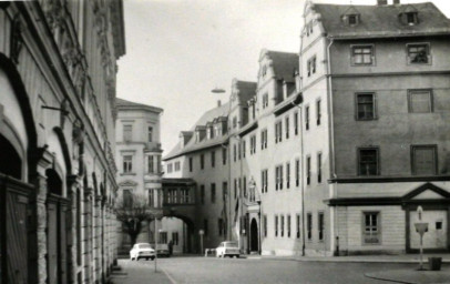 Stadtarchiv Weimar, 60 10-5/2, Blick vom Platz der Demokratie in die Kollegiengasse, wohl 1975