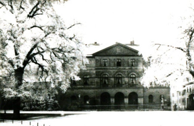 Stadtarchiv Weimar, 60 10-5/2, Blick vom Park auf die Hauptwache (Burgplatz 5), wohl 1898