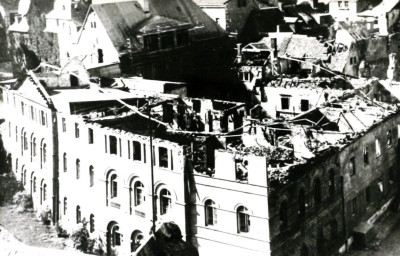 Stadtarchiv Weimar, 60 10-5/2, Blick vom Schlossturm auf das Gelbe Schloss, nach 1945