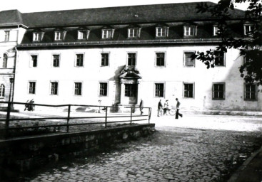 Stadtarchiv Weimar, 60 10-5/2, Blick auf das Gelbe Schloss, um 1975