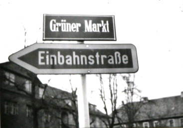 Stadtarchiv Weimar, 60 10-5/2, Straßenschild "Grüner Markt", ohne Datum